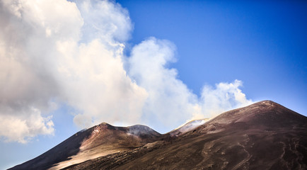Panorama vulcanico sull'Etna e cratere centrale con emissione di gas e vapore