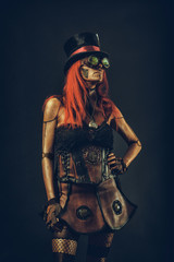 Robot steampunk femme, les cheuveux rouge, un chapeau haut de forme