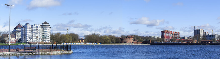 Fototapeta na wymiar Panorama of the Upper lake in Kaliningrad