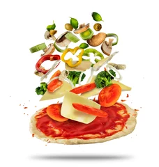 Photo sur Aluminium Pizzeria Ingrédients volants avec pâte à pizza, sur fond blanc