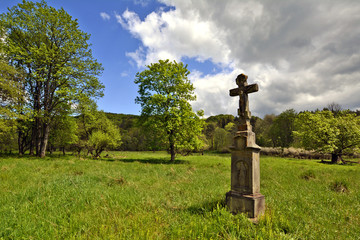stary kamienny krzyż na polanie w Beskidzie Niskim
