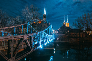 Obraz premium Tumski Bridge at night in Wroclaw, Poland