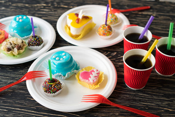 Delicious cupcakes with drinks.