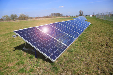 Solar energia, elektrownia wykorzystująca odnawialną energię słoneczną.