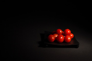 Tomaten vor schwarzem Hintergrund