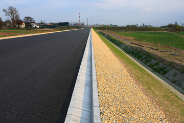Droga asfaltowa w budowie, pobocze, pas zieleni, Opole elektrownia.