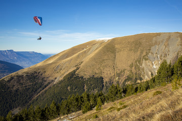 Fototapeta na wymiar Parapentiste au massif du Taillefer (Isère)