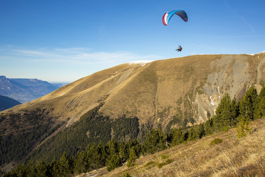 Parapentiste au massif du Taillefer (Is&egrave;re)