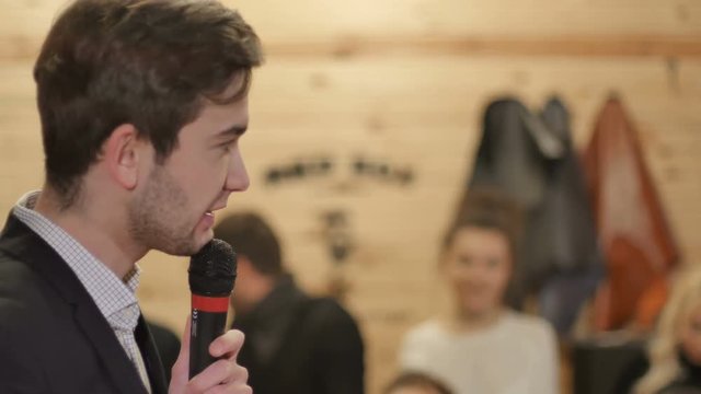 The funnyman tell a jokes on a comic show