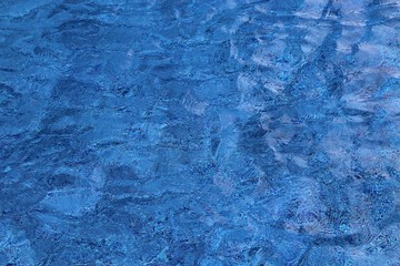 Wasseroberfläche im Swimming Pool mit Wellen und Bewegung