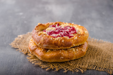 Crubmle mini pie with berries
