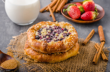 Crubmle mini pie with berries