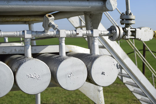 Dosage unit and container with methanol. Additional equipment for oil and gas wells