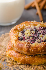 Crubmle mini pie with berries