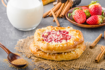 Crubmle mini pie with berries