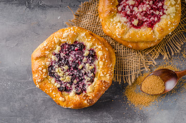 Crubmle mini pie with berries