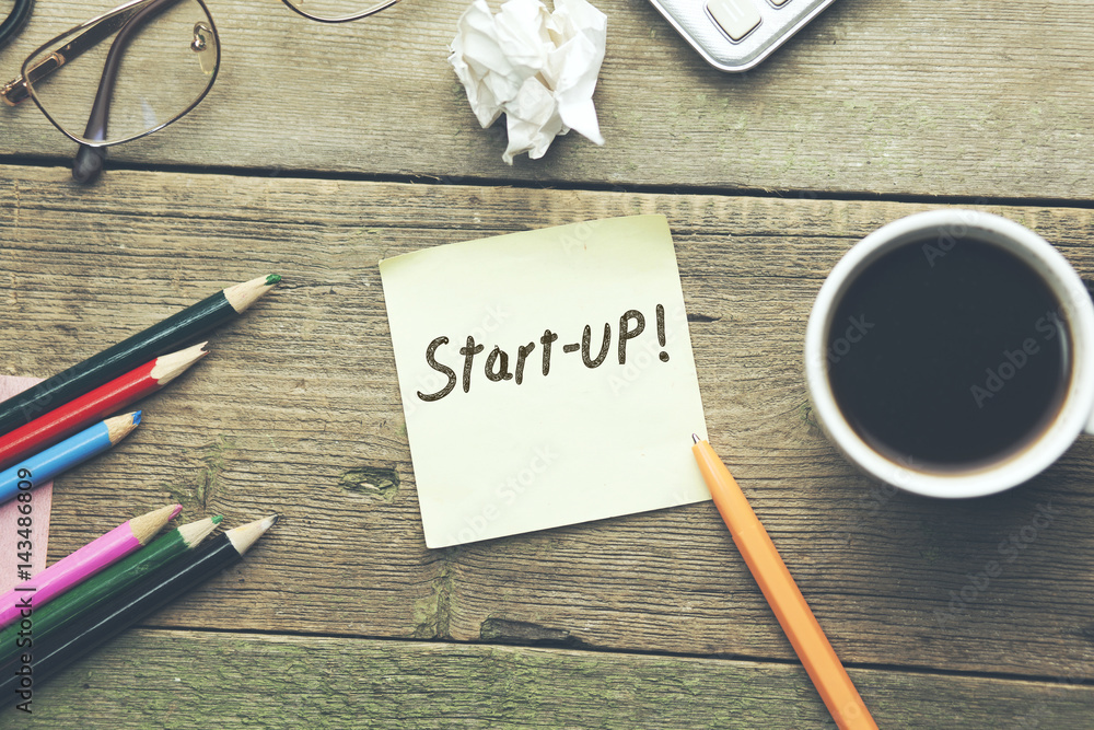 Aufkleber start-up text on notepad
