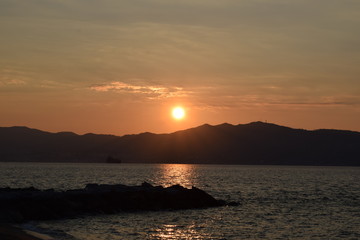 tramonto sul mare con le rocce