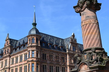 Fototapeta premium Marktsäule vor Neues Rathaus Wiesbaden 