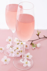 ロゼワインと桜の花