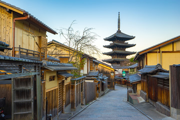 Naklejka premium Poranek w Kioto i pagodzie Yasaka w Japonii
