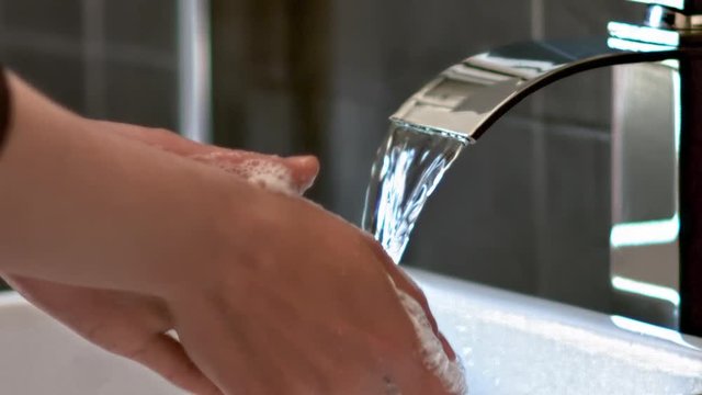 Se Laver Les Mains Dans La Lumière UV Photo stock - Image du