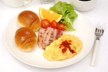 スクランブルエッグの朝食