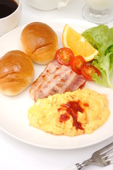 スクランブルエッグの朝食