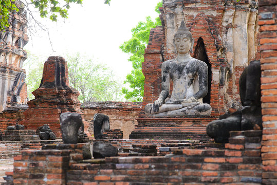 Sitting Budha in Wat Mahathat, historical park which covers the ruins of the old city of Sukhothai, Thailanda