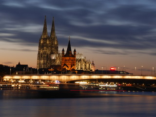 Obraz premium Cologne cathedral with bridge Severinsbruecke at night