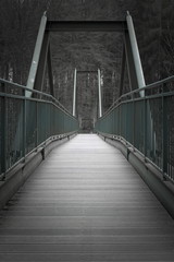 Türkise Brücke im Wald über einen Fluss
