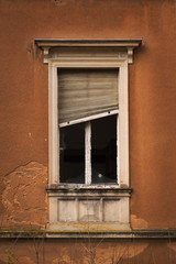 Fototapeta na wymiar altes kaputtes Fenster an einem verlassenen Haus
