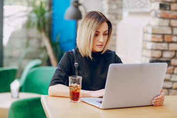girl laptop cafe cocktail