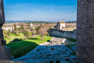 Fototapeta na wymiar Vue de la terrasse de l'Abbaye de Montmajour, France.