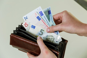 Geldbörse mit Euroscheinen