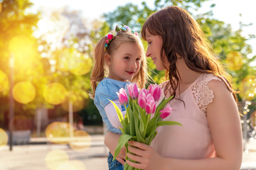 muttertag mutter mit kind und blumen