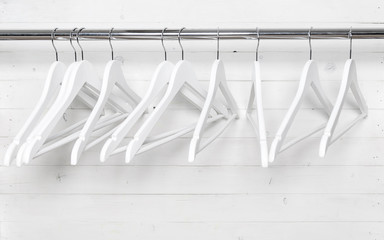 Chaotically places hangers on the rack