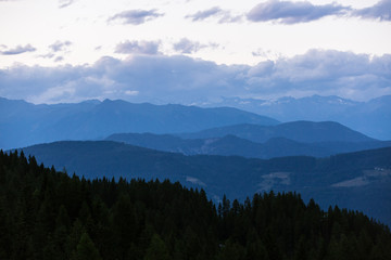 Fototapeta na wymiar Blick in die Berge bei blauer Stunde