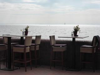 Tische am Südstrand in Wilhelmshaven