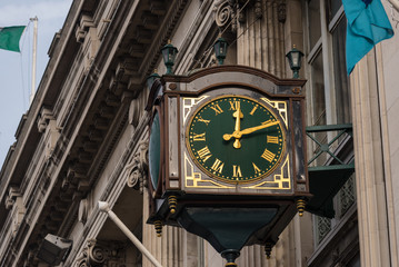 Fototapeta na wymiar Green street clock