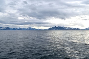 Fototapeta na wymiar グリーンランド前の氷山
