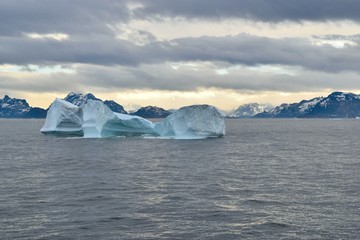 Fototapeta na wymiar グリーンランド前の氷山