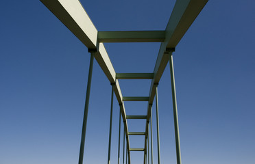 Brücke vor blauem Himmel