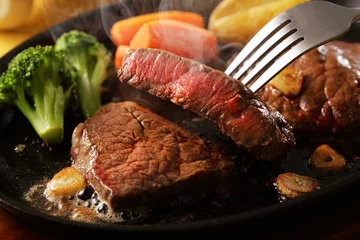 Keuken foto achterwand Steakhouse Runderdij rare steak Biefstuk