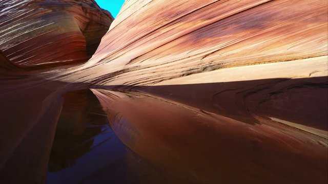 Gliding view over a pool of water in the Wave.