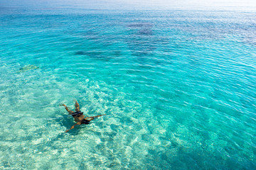Fototapeta na wymiar Nuotando nel mare di Cala Goloritze, Baunei, Sardegna, Italia