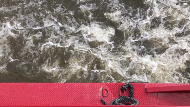 Barkassen Boot schl&auml;gt Wellen auf der Elbe 