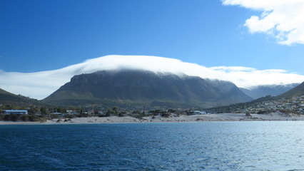 Der Karbonkel-Berg in Wolkendecke, Hout Bay, Kapstadt, Südafrika