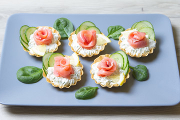 Tartlet with cream cheese, cucumber and slightly salted trout