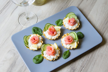 Tartlet with cream cheese, cucumber and slightly salted trout